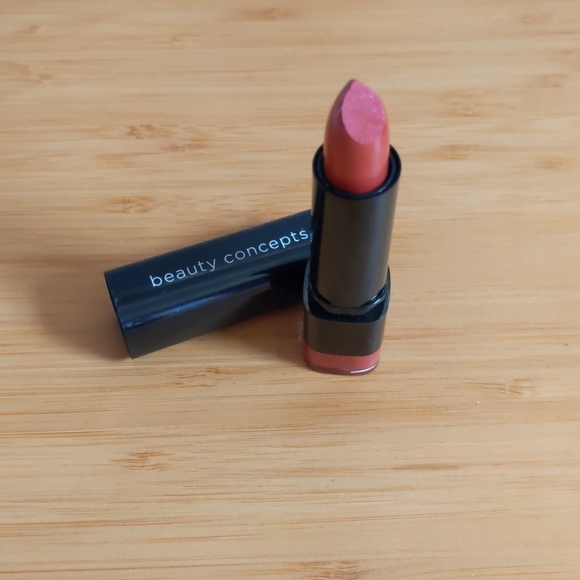 Lipstick, and lip gloss Matt - Picture 2 of 4